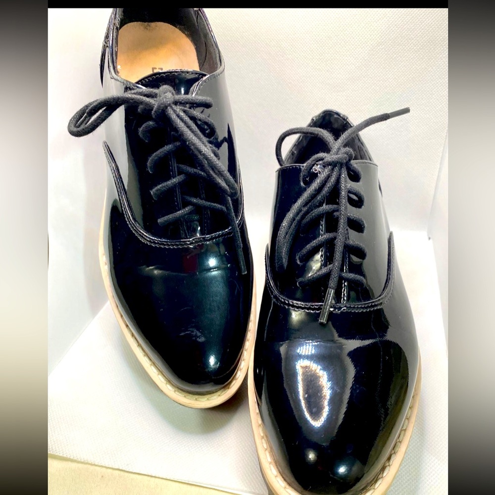 Divided shiny shoes